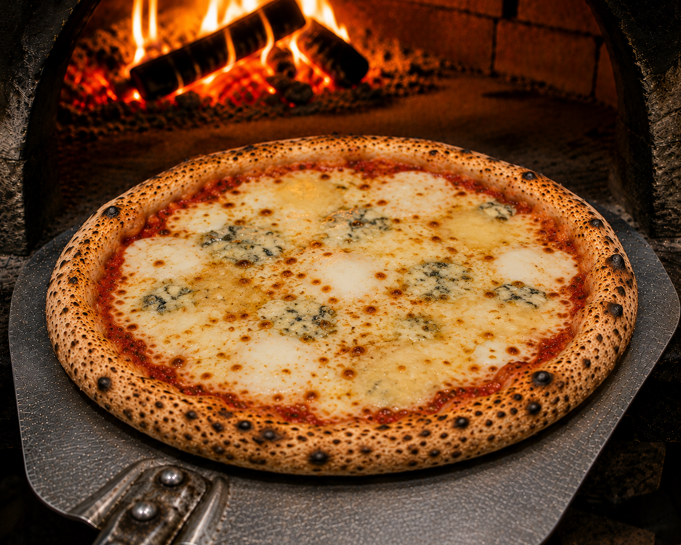 Pizza 4 Fromages — tomate, chèvre, gorgonzola, reblochon, mozza