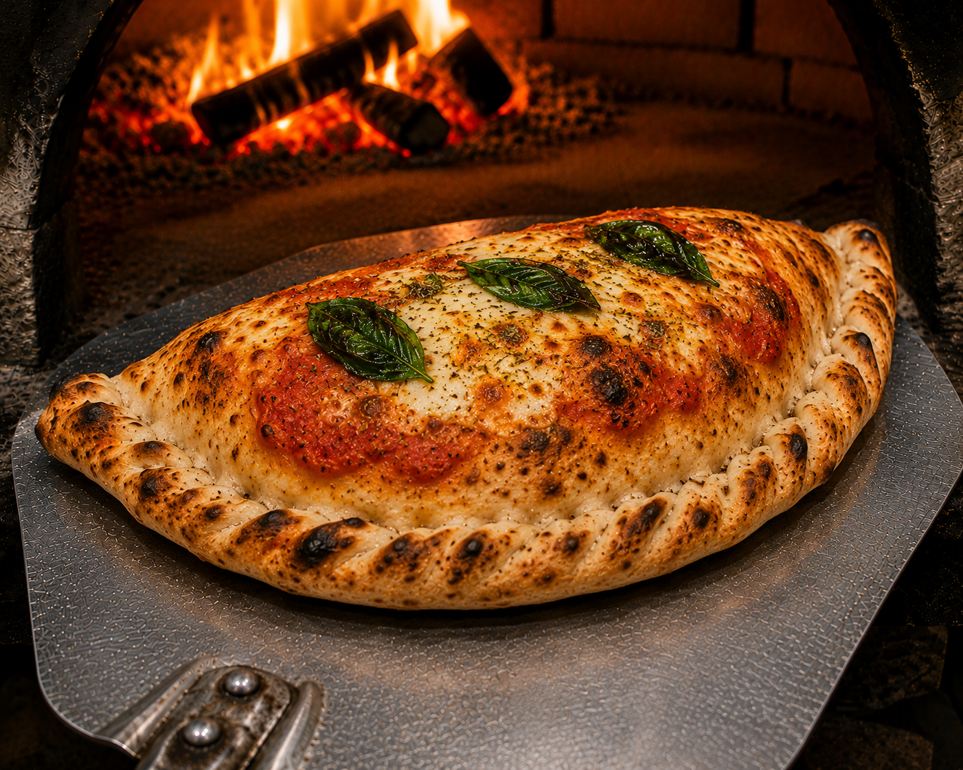 Pizza Calzone — tomate, jambon, champignons, œuf, mozza