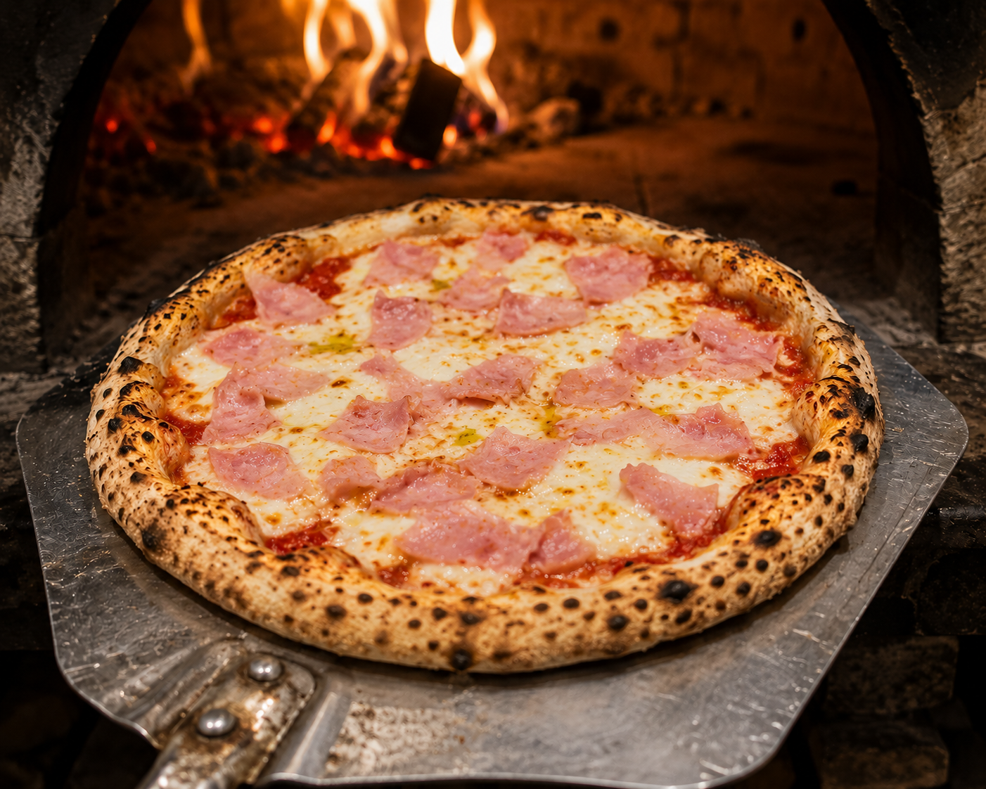 Pizza Duchesse — tomate, jambon, mozza