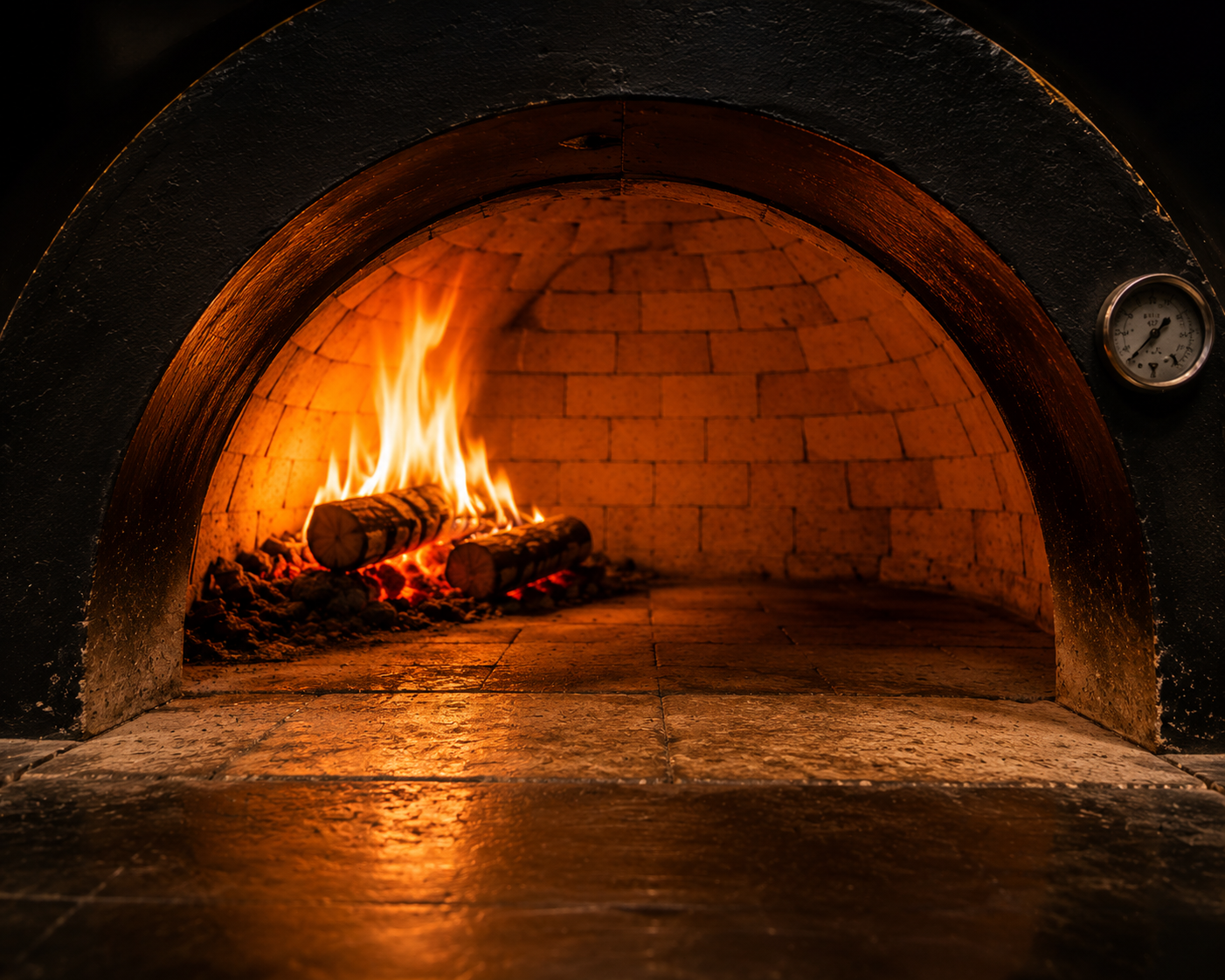 Le four à bois en pleine flambée
