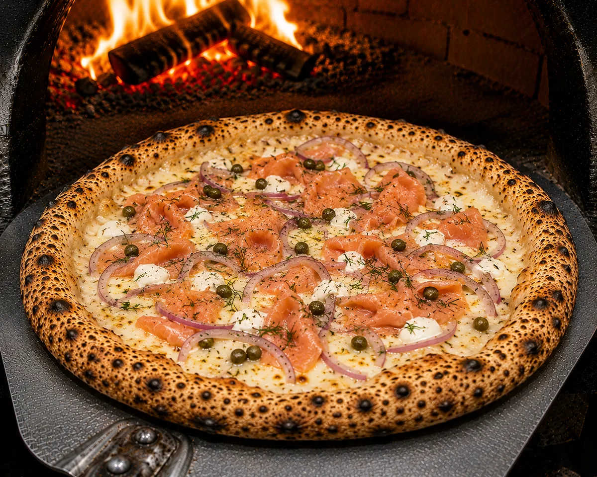 Pizza Nordiste - crème fraîche, saumon fumé, citron, mozza, aneth