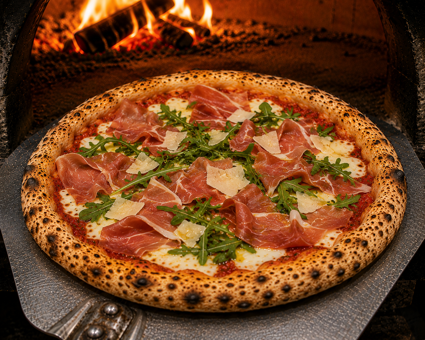 Pizza Parme — tomate, jambon de Parme, olives, mozza