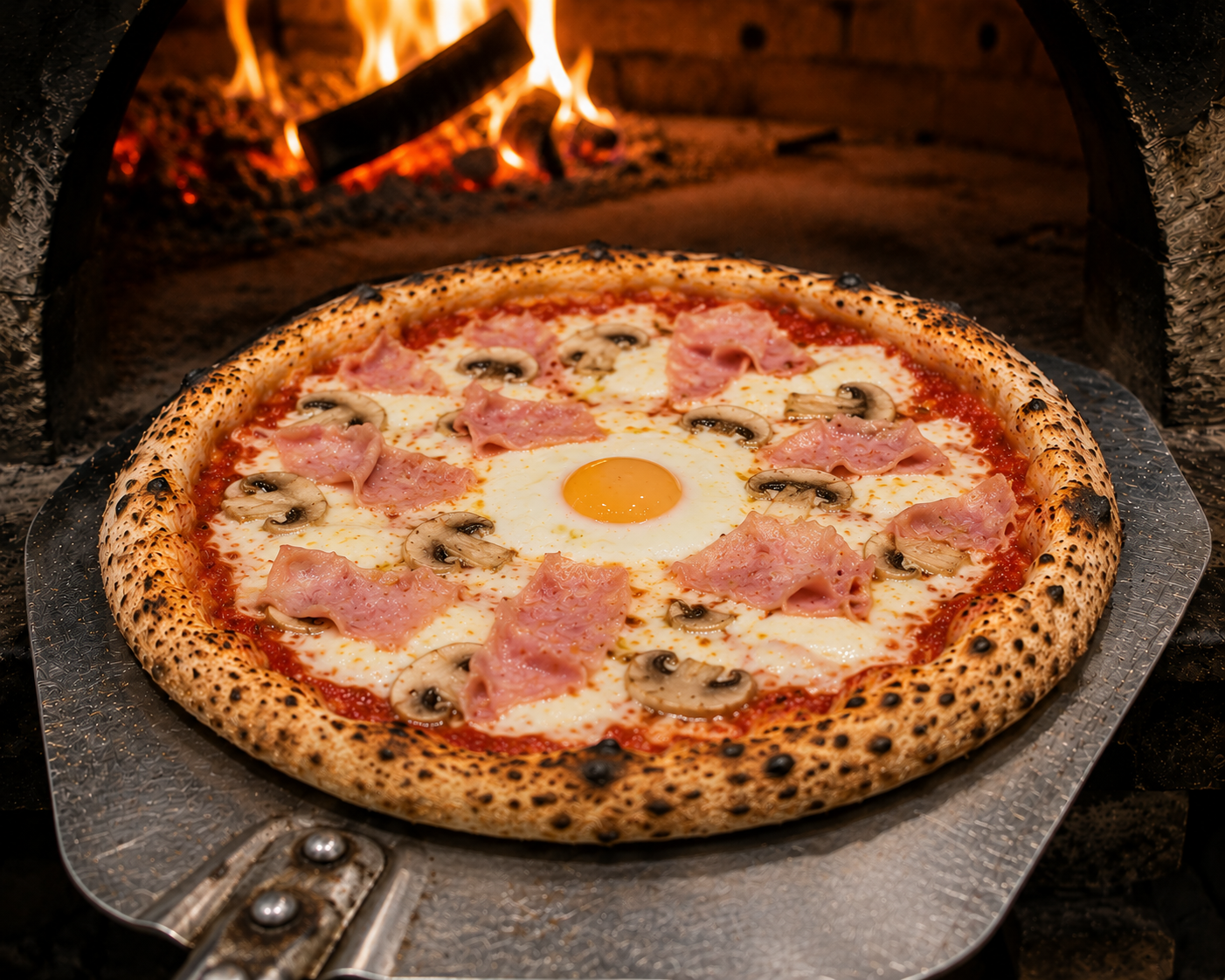 Pizza Romane — tomate, jambon, œuf, mozza
