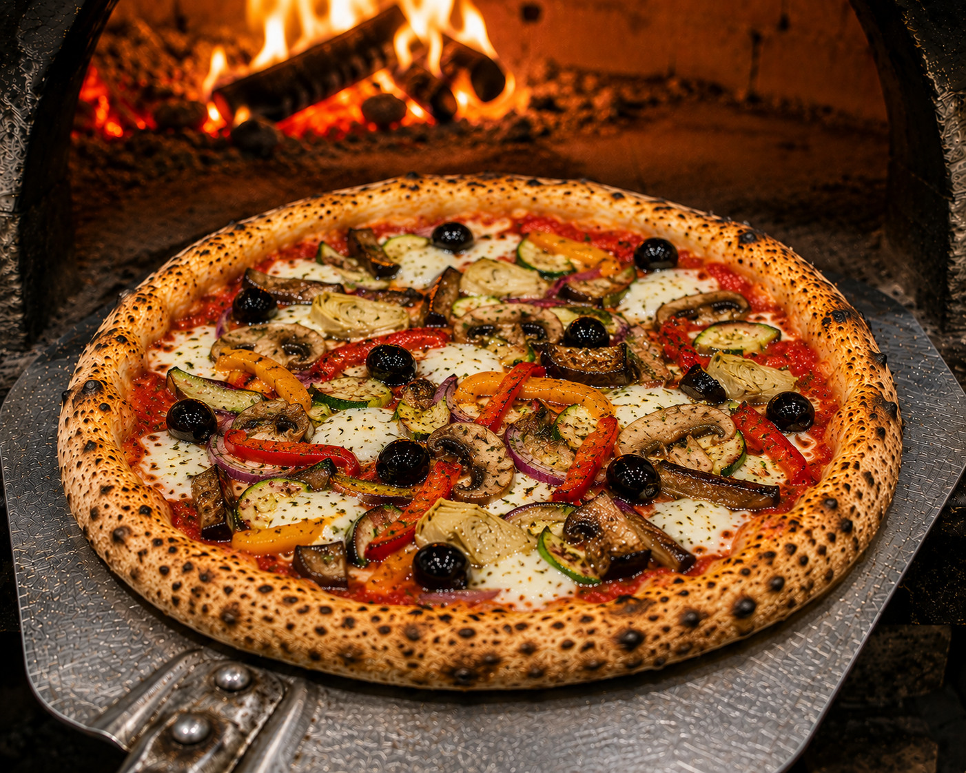 Pizza Végétarienne — tomate, artichauts, champignons, oignons, poivrons, aubergines, courgettes, olives, mozza